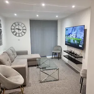 Classic 2 Bed In Oldkent Road Apartment London