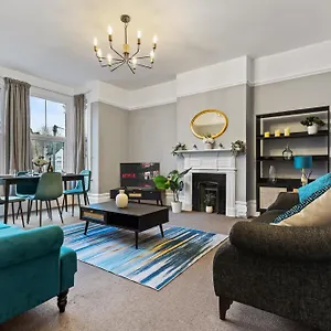 Parea Living - Leytonstone, 2-bedroom Serviced Apartment, Free Parking, Remote Working Apartment London